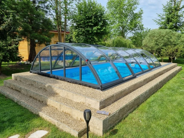 Two-track roofing of the pool