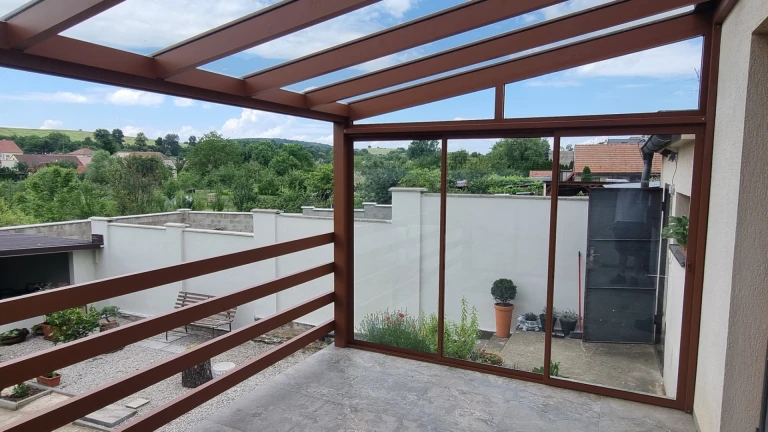 Atypical aluminium pergola ROBUST with safety glass