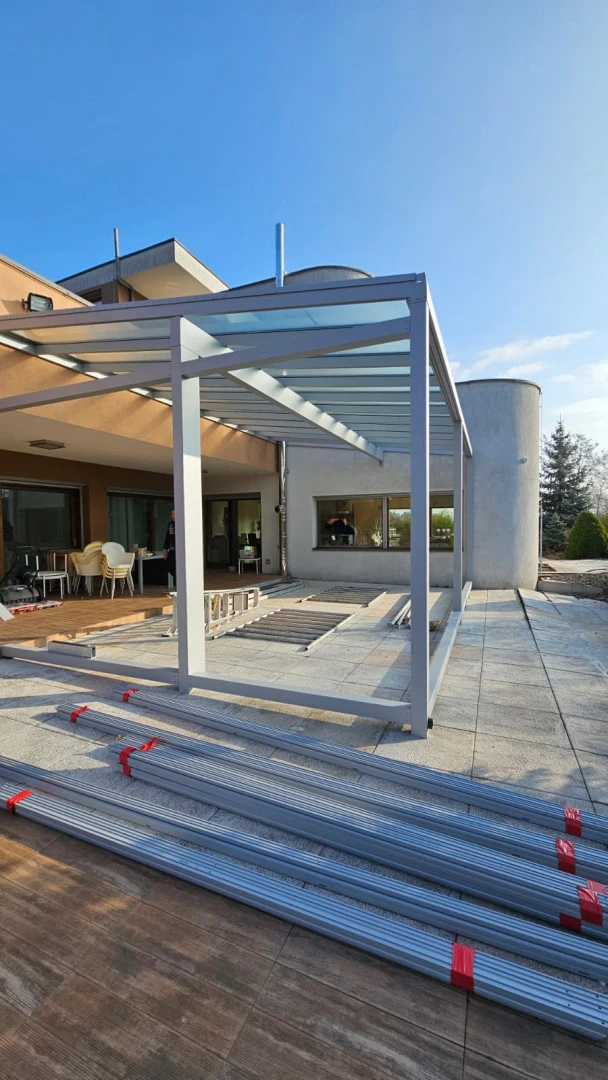 Installation of the ROBUST aluminum conservatory frame on the patio of a single-family home