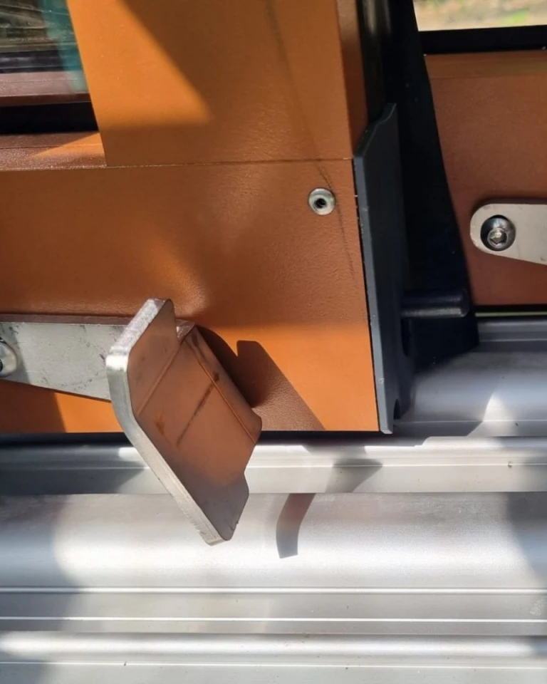 A detailed look at the locking mechanism for the pool cover profile
